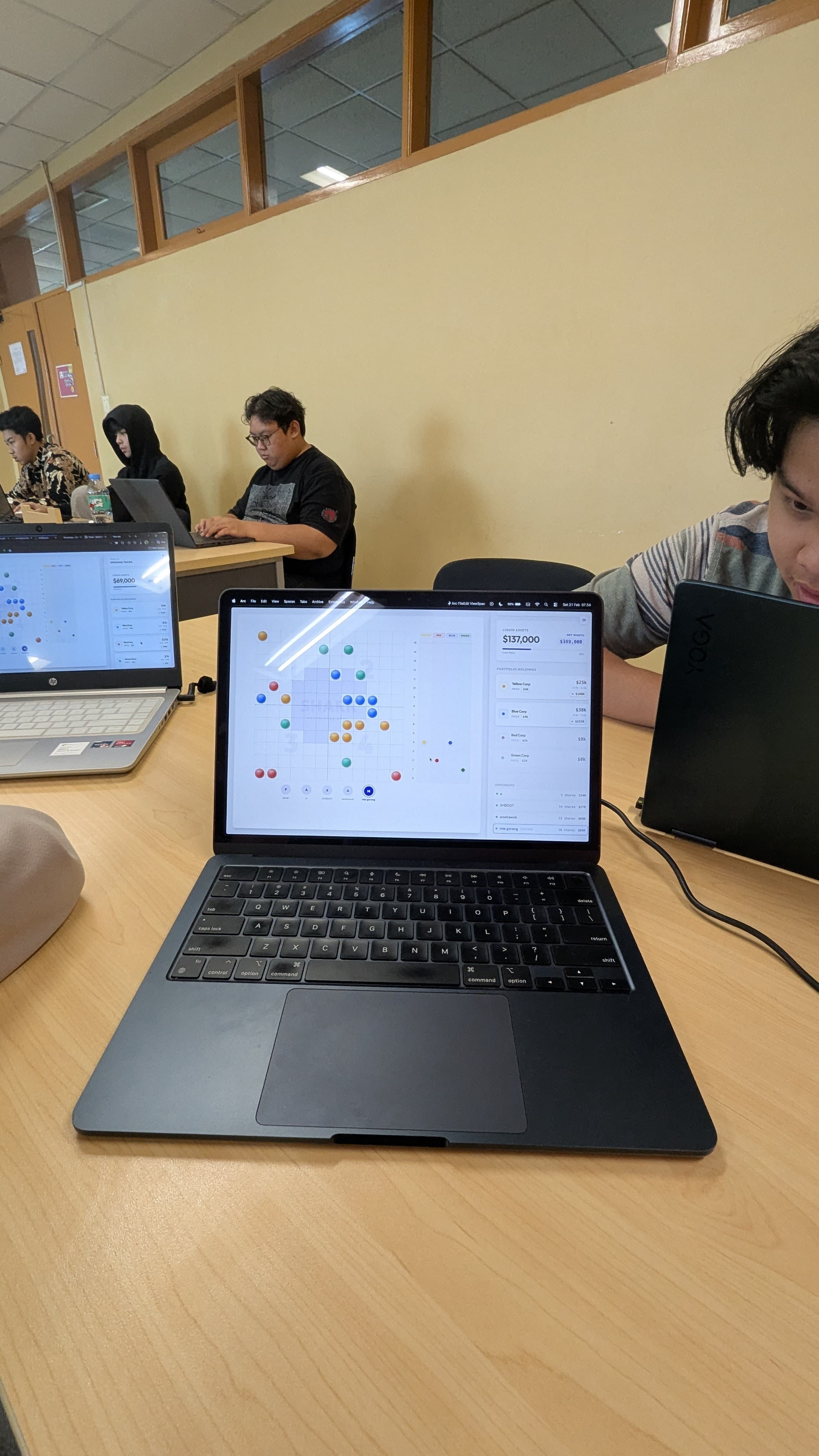 Playing the digital Shark board game